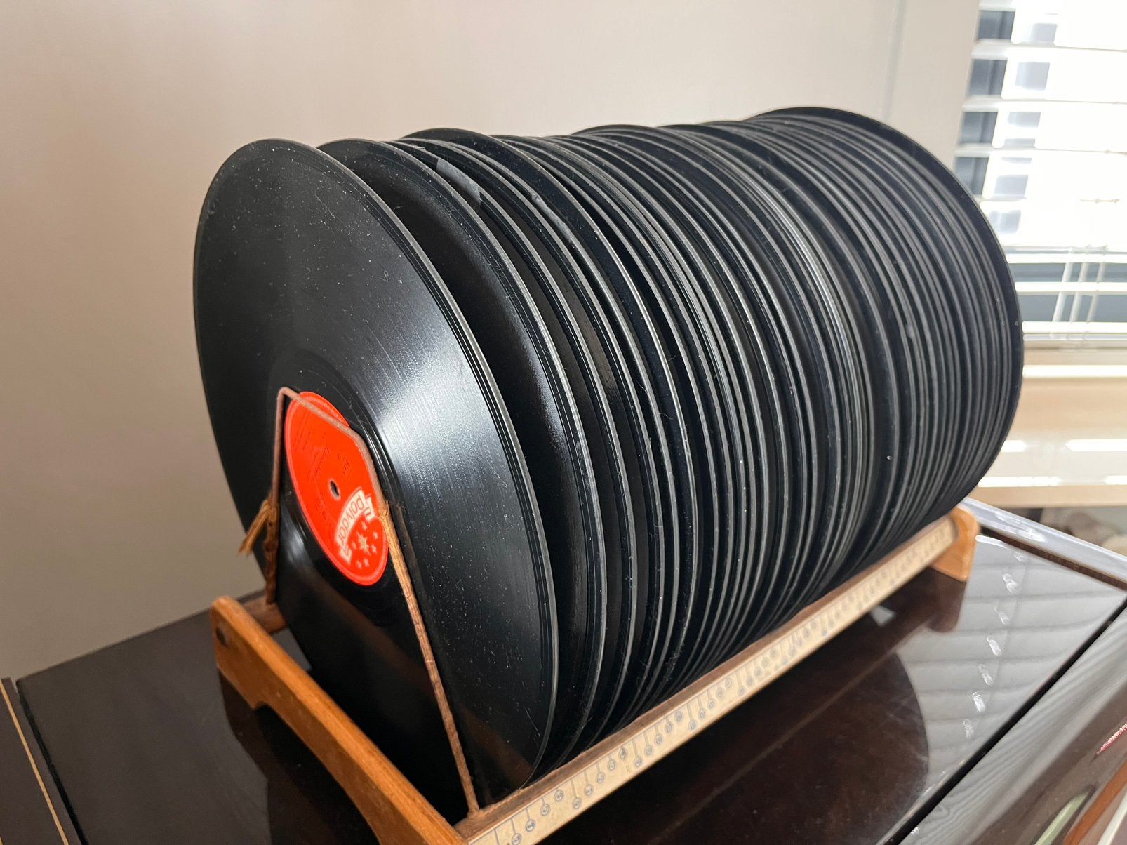 Oude bakeliet platen met originele houder, Ophalen