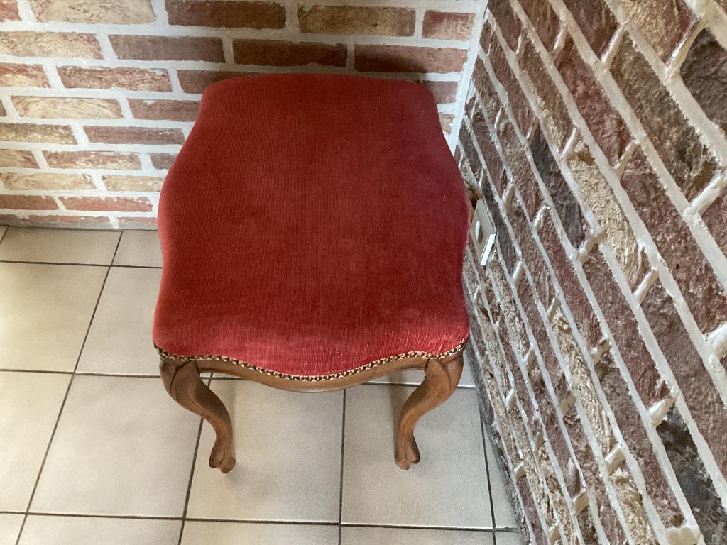 Tabouret ou repose-pieds ancien, Enlèvement