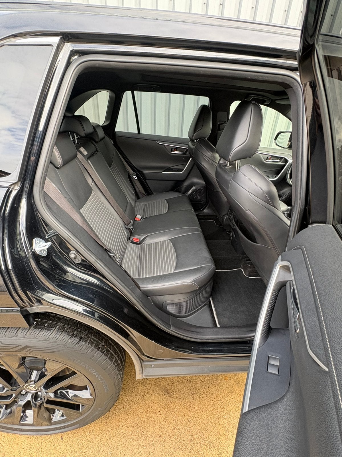 Toyota Rav4 2.5 hybride AWD Black Edition, Auto's, Automaat, Dealer onderhouden, 4 cilinders, 2487 cc