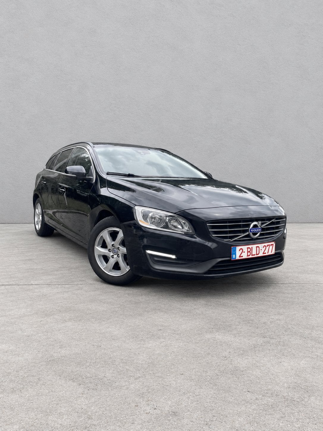Volvo V60 D2 1.6 die euro5 Momentum automaat, Auto's, Automaat, Euro 5, Zwart, V60