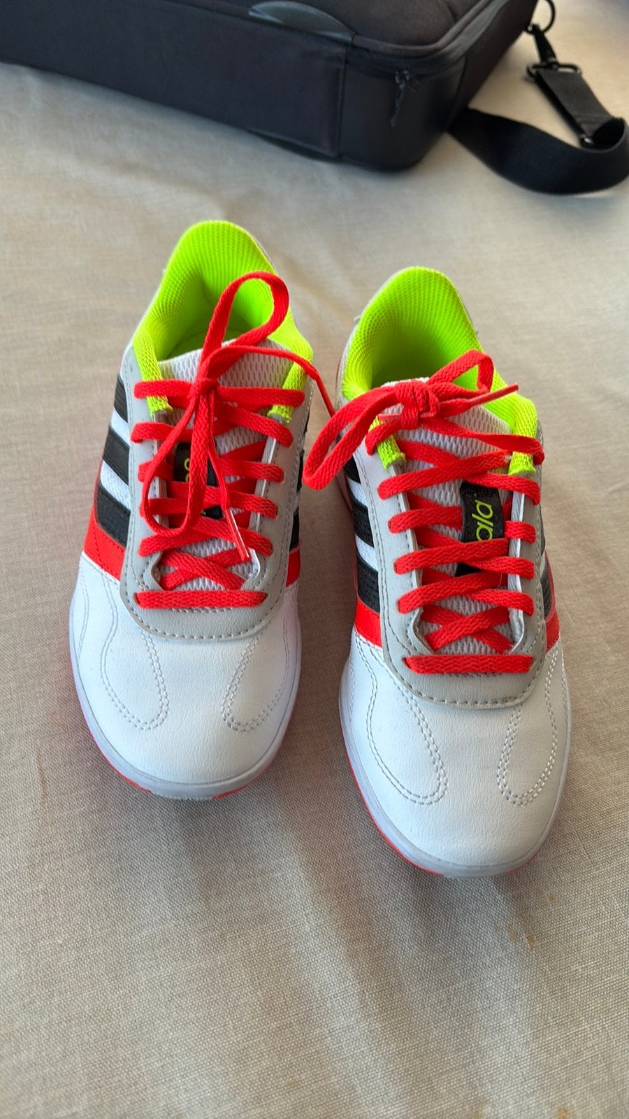 Adidas sala maat 37 1/3 zaalvoetbal & sportschoenen, Ophalen of Verzenden, Zo goed als nieuw, Jongen of Meisje, Sportschoenen