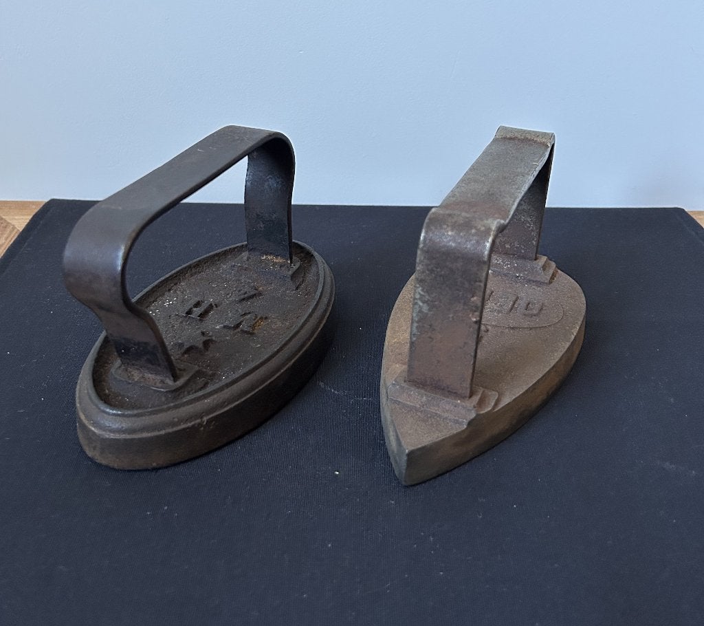 2 Vintage Ijzeren Strijkijzers, Antiek en Kunst, Ophalen of Verzenden