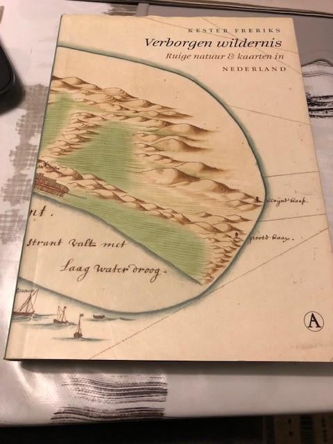 Verborgen Wildernis - ruige natuur & kaarten in Nederland -, Livres, Atlas & Cartes géographiques, Enlèvement ou Envoi, Autres atlas
