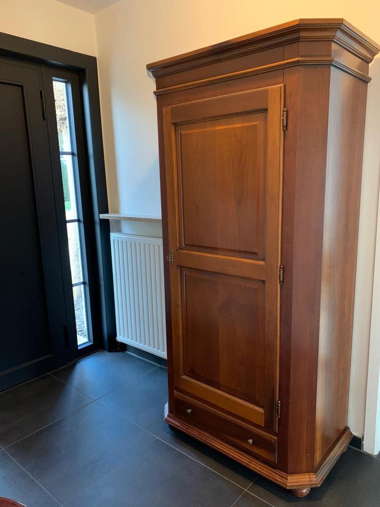 Kast werd gebruikt voor jassen, Ophalen