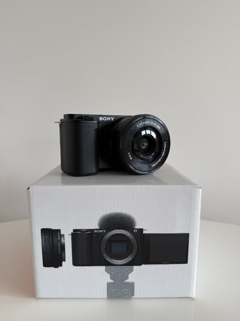 Sony ZV-E10 volledige set + SmallRig Cage + 2 batten/APS-C, Audio, Tv en Foto, Fotocamera's Digitaal, Ophalen, Oplader, Zo goed als nieuw