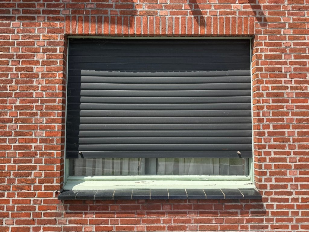 Zwarte handmatige rolluik, gebruikt, 1m80 x 1m30, Doe-het-zelf en Bouw, Rolluiken, Ophalen, Gebruikt, Overige kleuren, 100 tot 150 cm