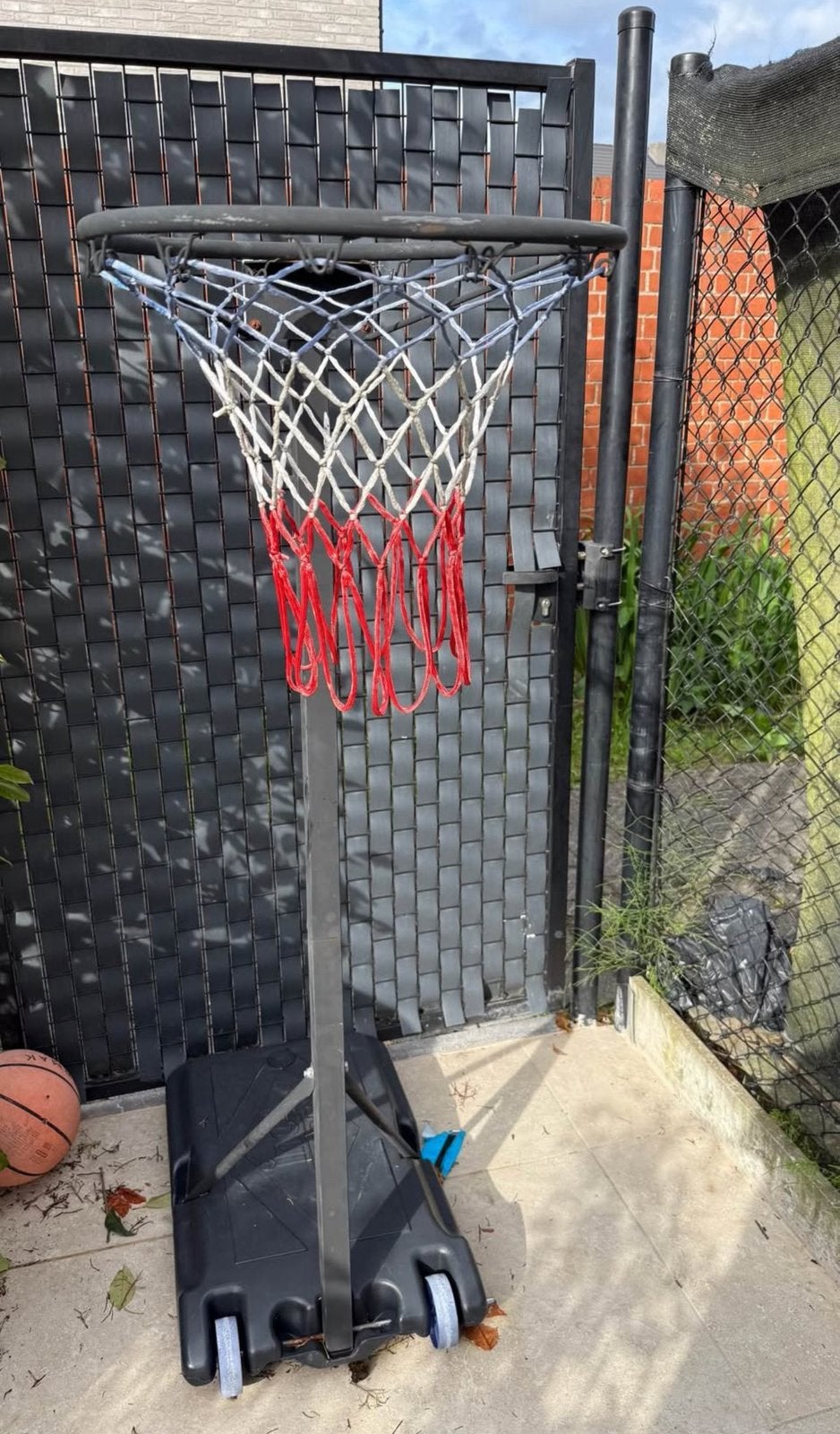 Panier de basket sur jambe avec 3 balles, Sports & Fitness, Enlèvement, Utilisé, Ballon