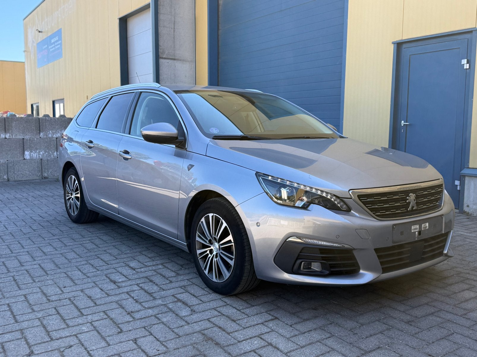 Peugeot 308 1.2 PureTech automaat Road trip uitvoering 2021, Auto's, Peugeot, Dealer onderhouden, Stof, 1199 cc, 5 deurs
