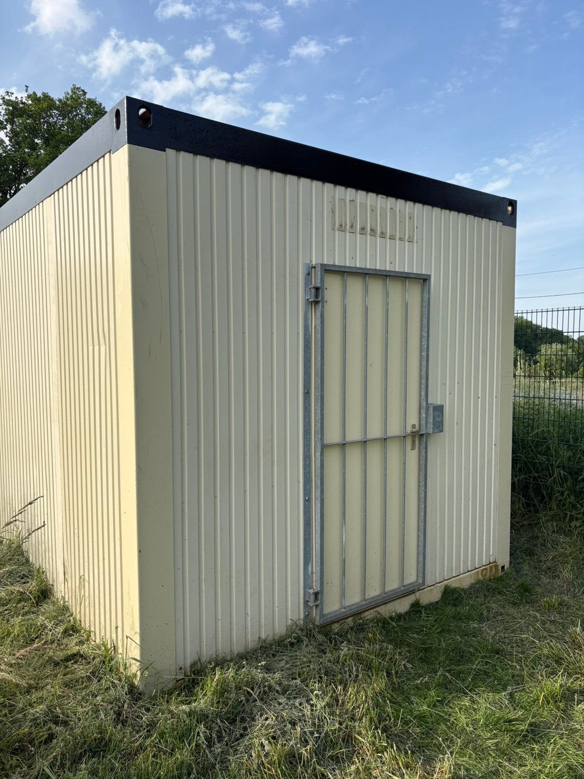 Container Bureau, Ophalen, Zo goed als nieuw