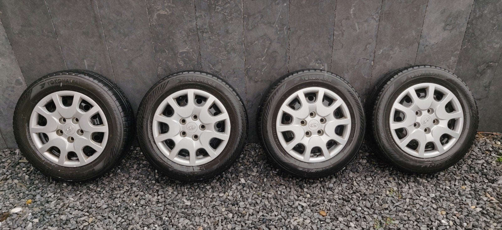 Jantes + pneus + enjoliveur Hyundai i30, 15 pouces, Pneus et Jantes, Pneus hiver, Enlèvement
