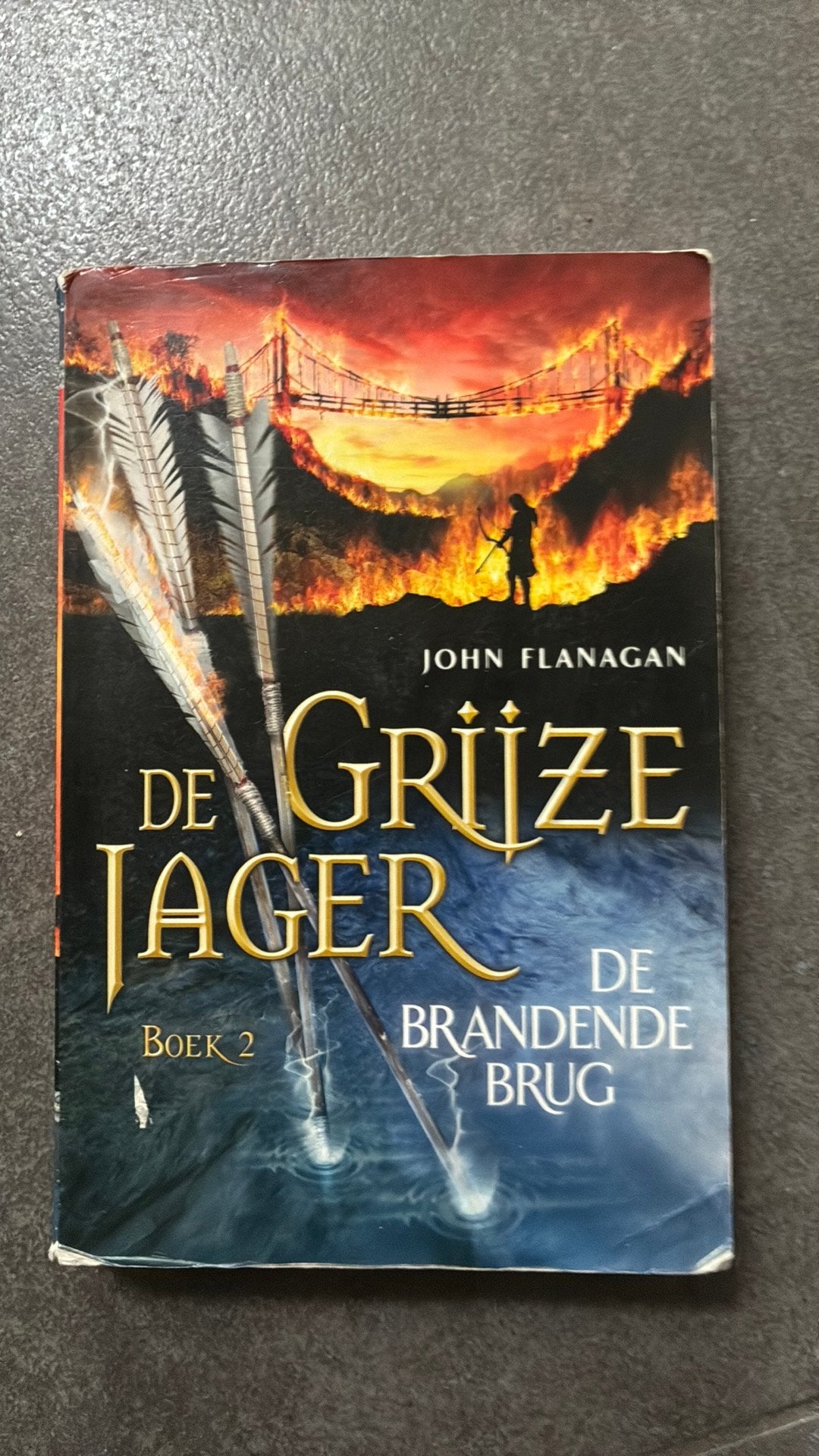 John Flanagan - De brandende brug, Boeken, Ophalen of Verzenden, John Flanagan