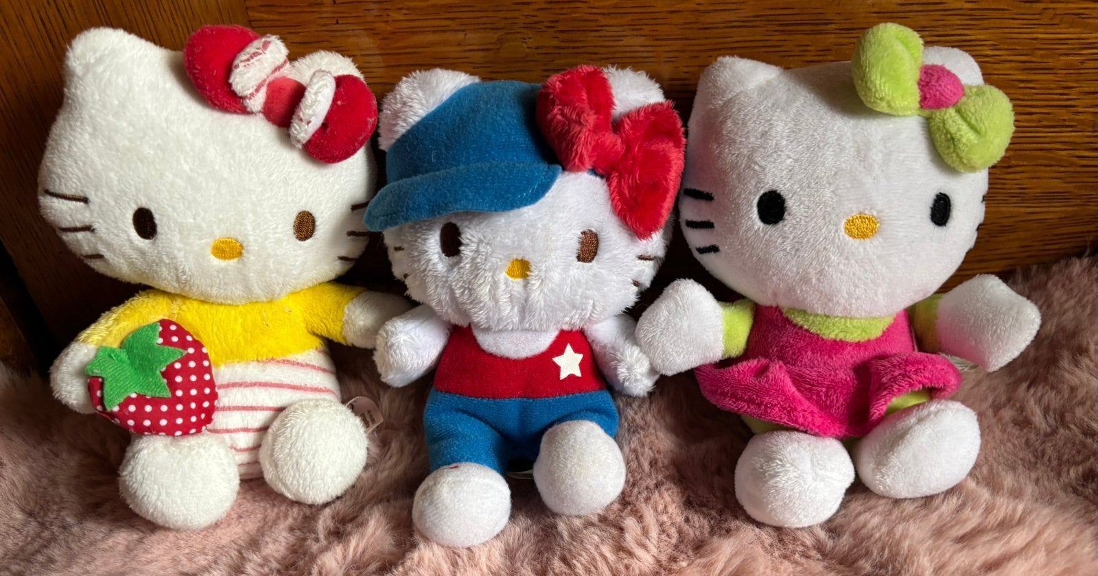 3 Hello Kitty knuffeltjes met bolletjes binnenin., Kinderen en Baby's, Speelgoed | Knuffels en Pluche, Overige merken, Korrelvulling
