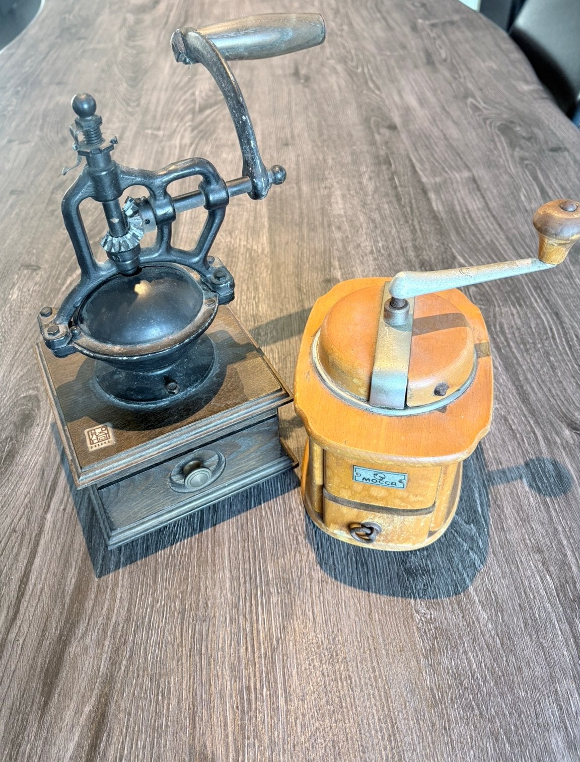 2 oude koffiemolens, Ophalen