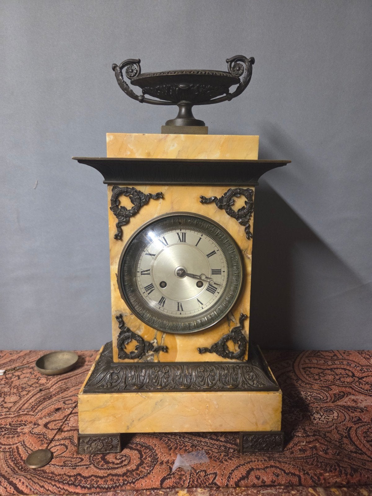 très belle horloge de cheminée en marbre Senna vers 1800, Antiquités & Art, Enlèvement