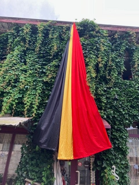 GRAND DRAPEAU TRICOLORE BELGE DE 4,5 M À 5 M DE LONG. NEUF., Enlèvement ou Envoi, Neuf