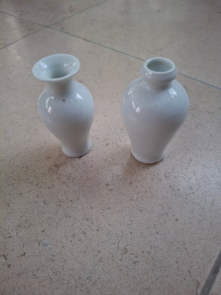 2 witte porseleinen potjes, Enlèvement