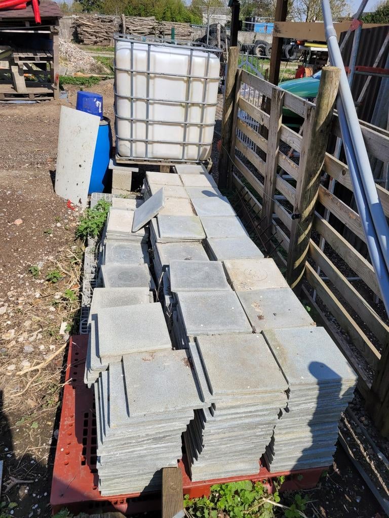 Met 30x30 tegels. 1,50 stuks min of meer 460 stuks.