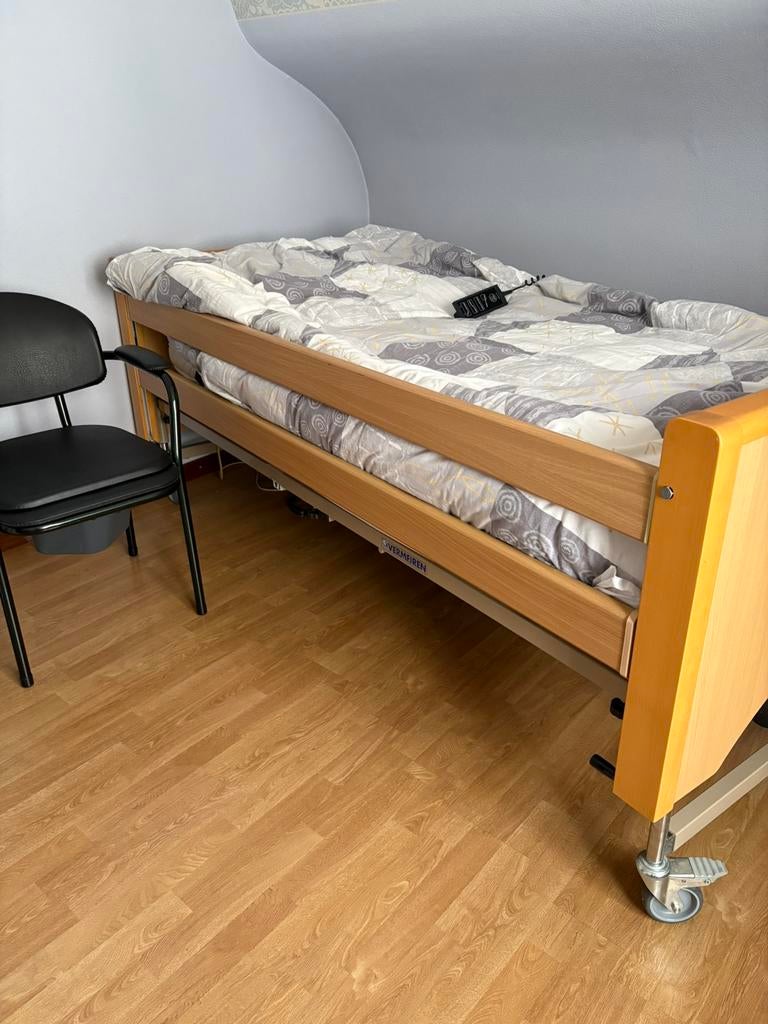 Ziekenhuisbed in hout, Huis en Inrichting, Slaapkamer | Bedden, Ophalen, Zo goed als nieuw, Hout, Verstelbaar