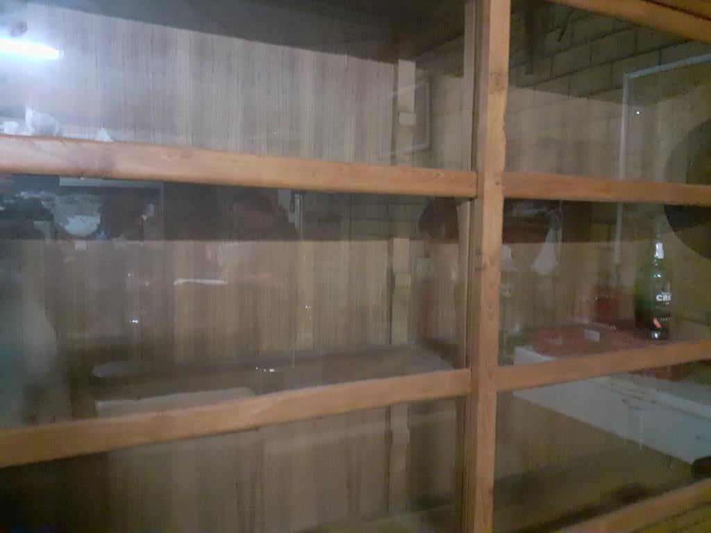 Vitrinekast, Ophalen