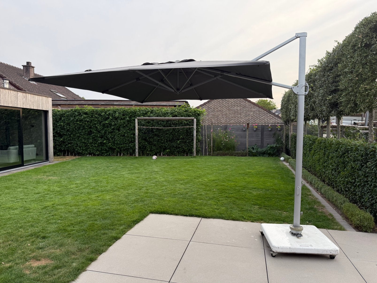 Bristol parasol 270cm x 270cm met voet 160kg met wieltjes, Ophalen, Zo goed als nieuw
