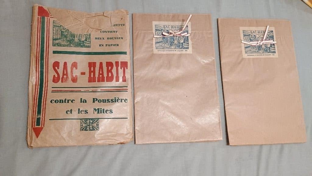 anciennes housses pour protéger les habit (1940), Enlèvement