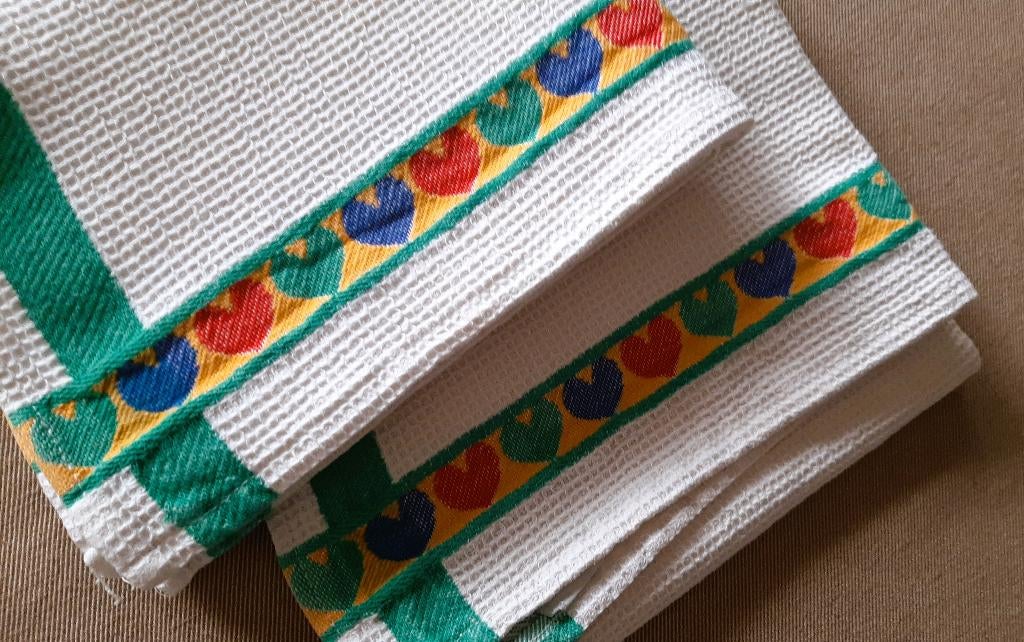 Te koop: Twee keuken handoeken met hartjes, Huis en Inrichting, Keuken | Textiel, Ophalen, Zo goed als nieuw, Wit, Theedoek of Handdoek