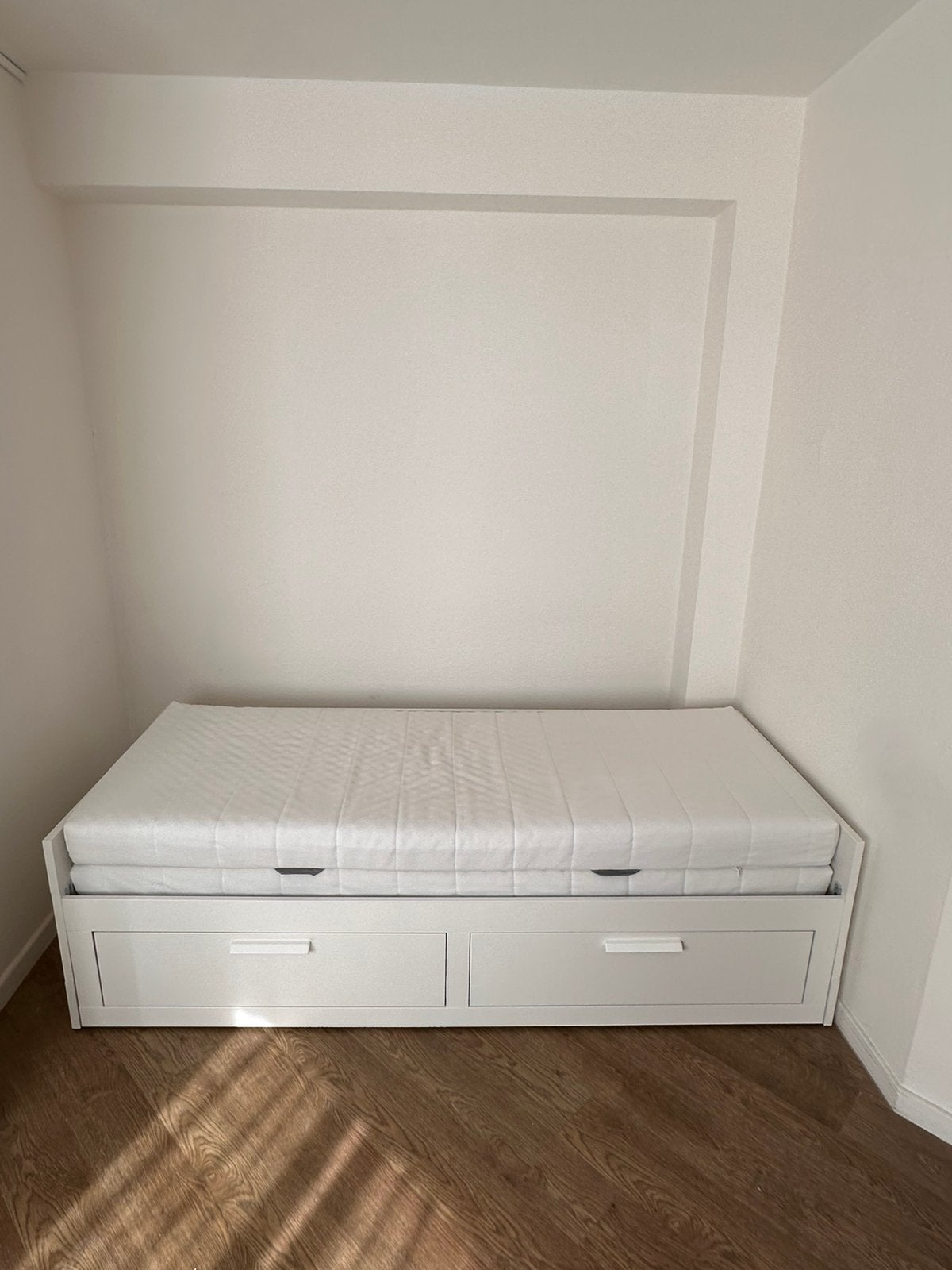Uitschuifbaar bed IKEA - BRIMNES, Huis en Inrichting, Ophalen, Wit, Zo goed als nieuw, Twijfelaar