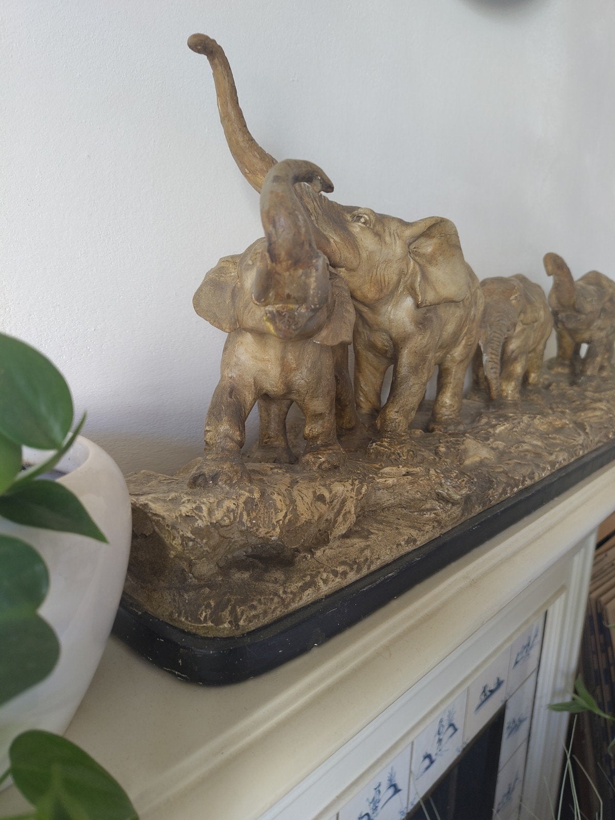 Art Deco-sculptuur met olifanten - gesigneerd en gedateerd, Ophalen, Art deco, 50 - 100 cm, Beeld