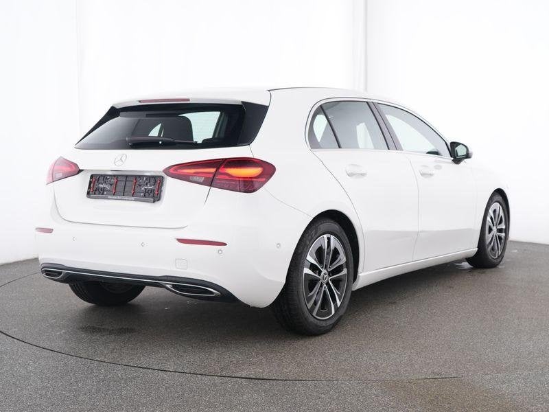 Mercedes-Benz A-Klasse 180 Hatchback Luxury Line | Smartphon, Stof, Zwart, 4 cilinders, Wit