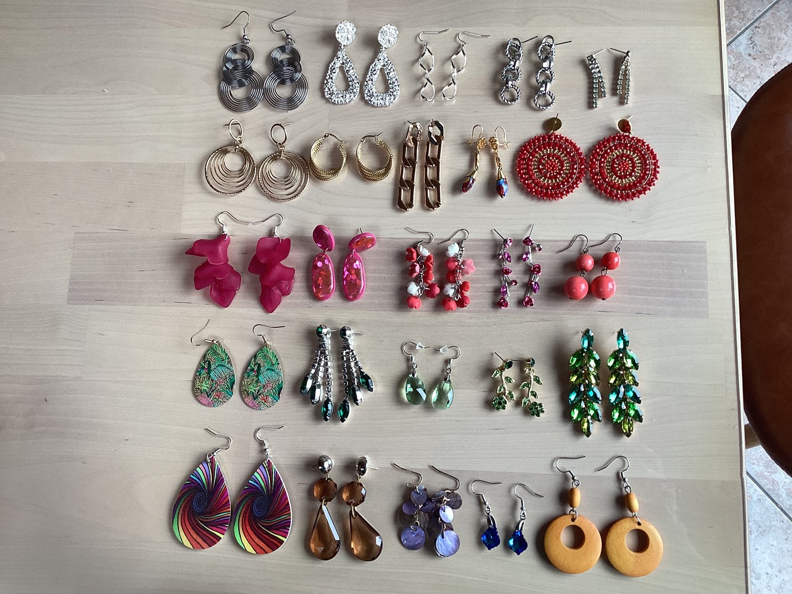 25 paar oorbellen samen, Handtassen en Accessoires, Oorbellen, Ophalen, Zo goed als nieuw
