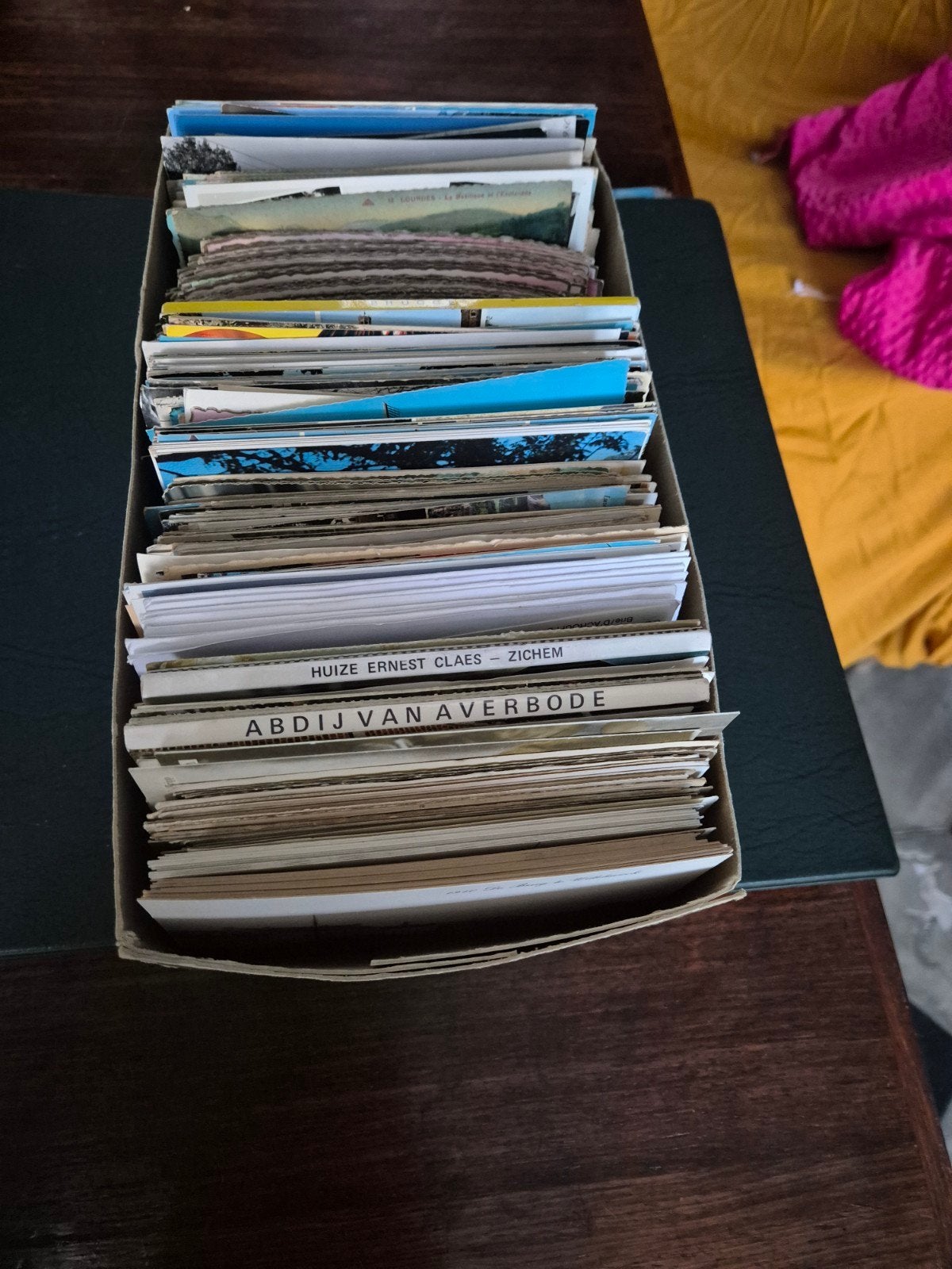 lot postkaarten album en schoendoos vol., Ophalen of Verzenden