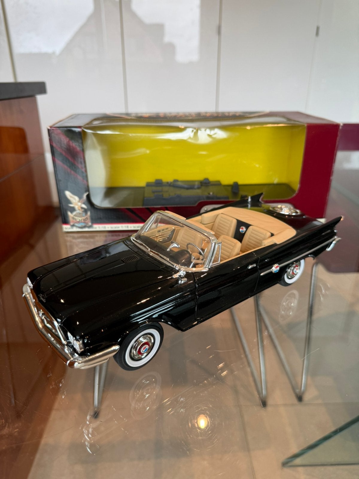 1:18 Chrysler 300F Convertible1960 Road Signature (Yat Ming, Enlèvement ou Envoi, Comme neuf