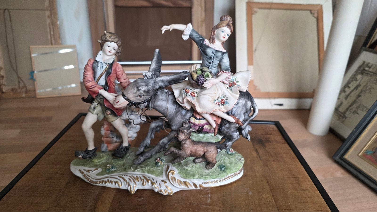 groot beeld capodimonte jong koppel met ezel en fruitmand, Ophalen, Zo goed als nieuw