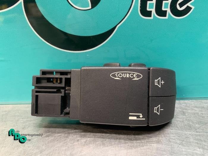 Commande radio volant d'un Renault Twingo (Twingo 07-), Renault, -, 3 mois de garantie, Utilisé