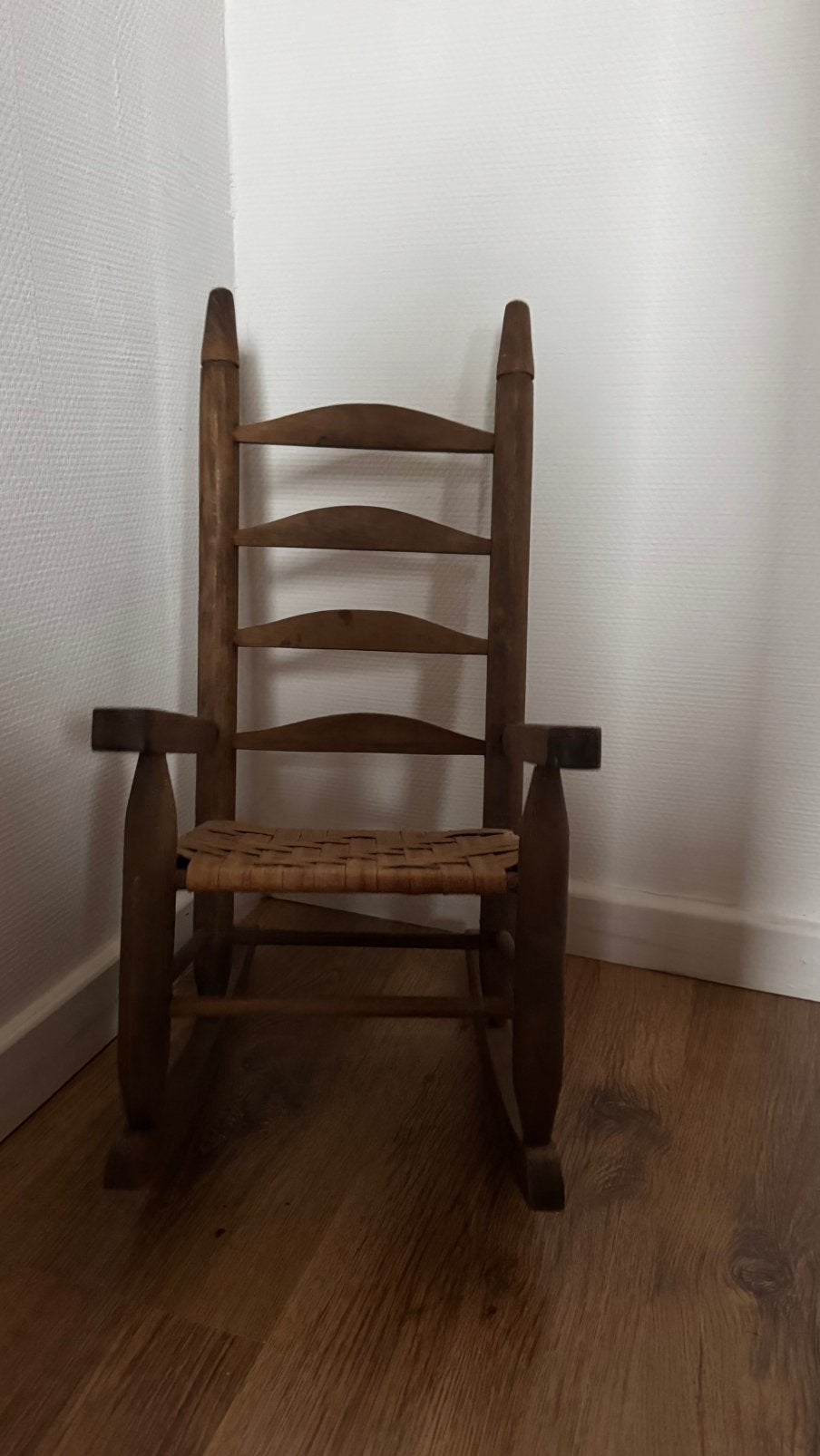 Houten mini schommelstoeltje (decoratie), Ophalen