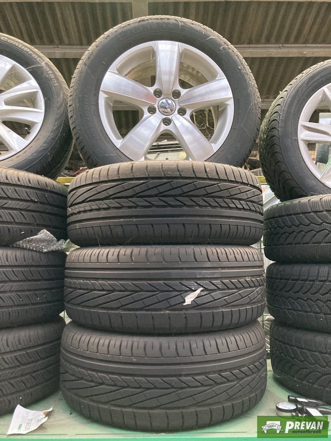 Volkswagen Tiguan 5N zomerbanden met velgen 235/55/17 Goodye, Auto-onderdelen, Banden en Velgen, Gebruikt, -, -, Banden en Velgen