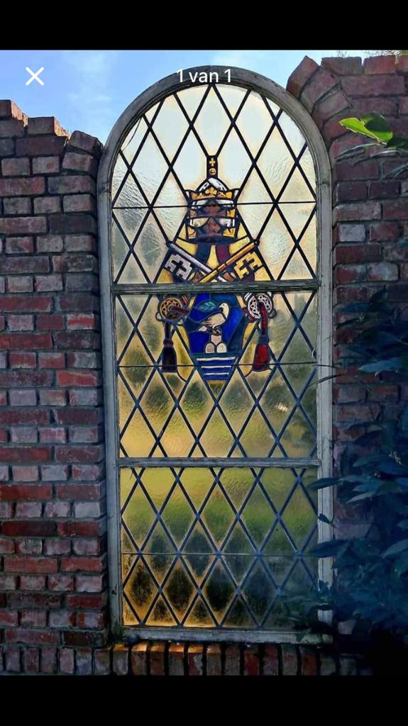 Uniek glas in lood Kerkraam met wapenschild Paus XII, Antiek en Kunst, Ophalen
