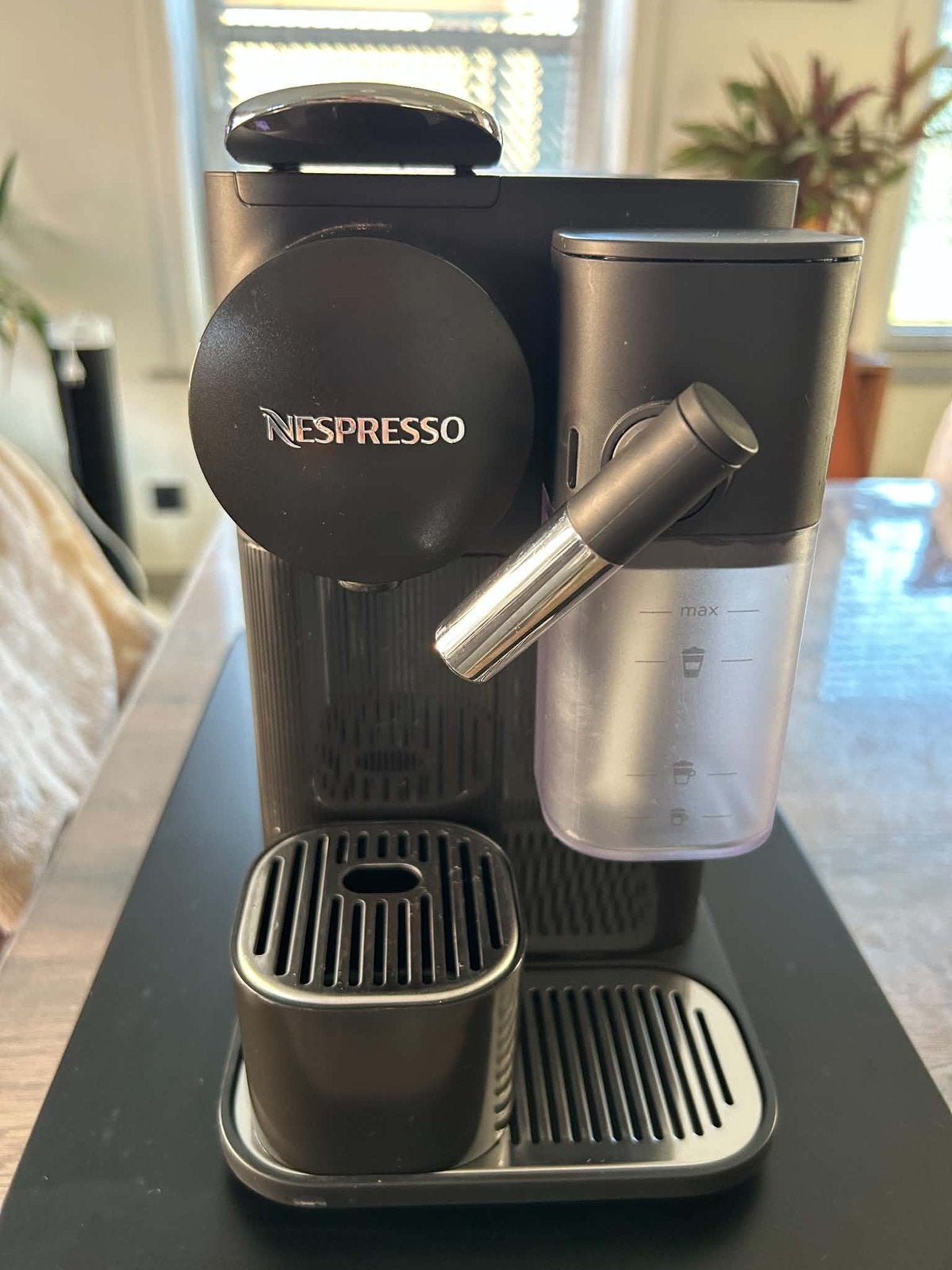 Nespresso koffiemachine + handige cuphouder, Ophalen, Zo goed als nieuw, Koffiemachine