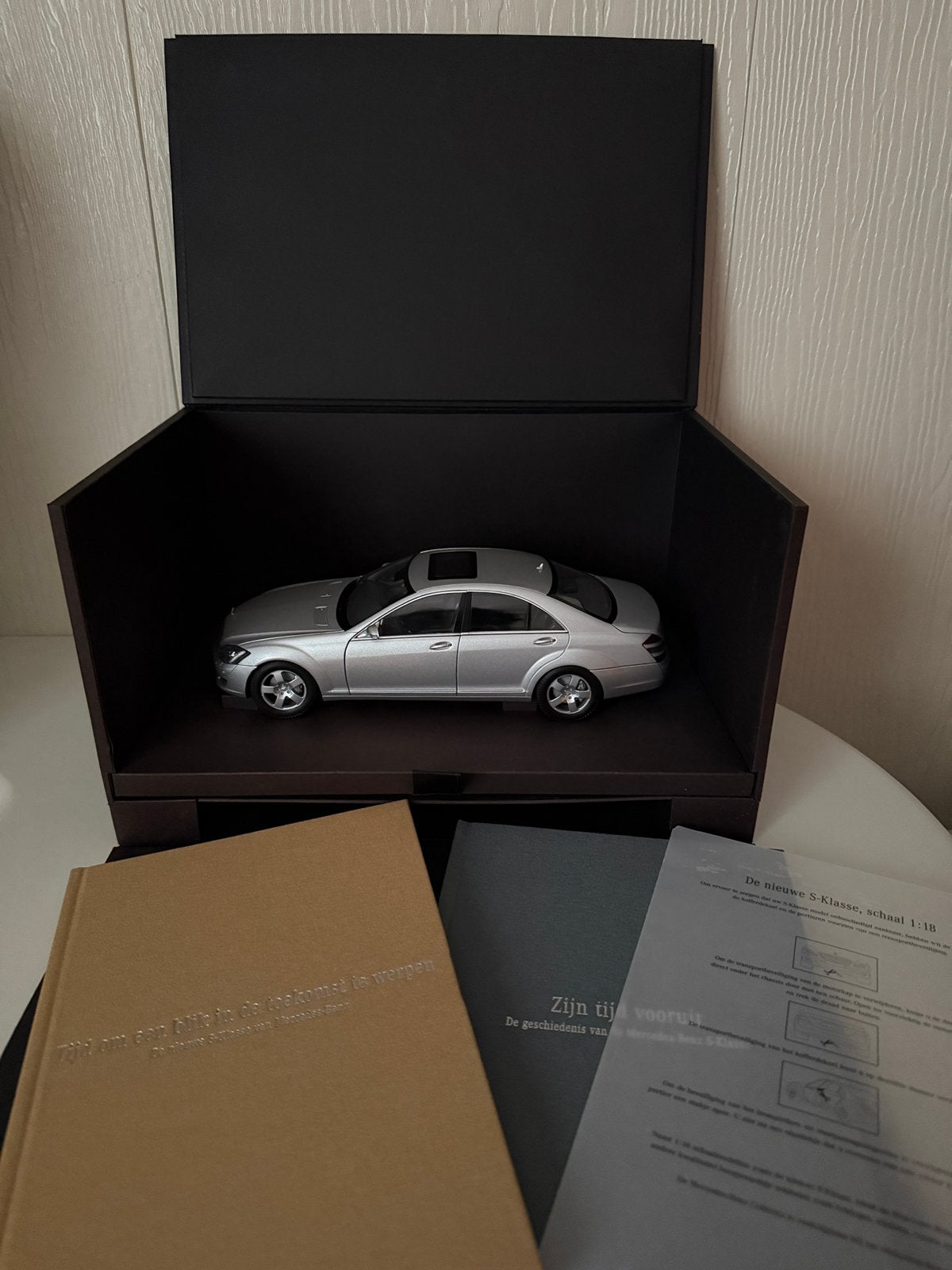 Mercedes S klasse W211 1/18 Autoart dealer zeer speciaal!, Ophalen of Verzenden, Zo goed als nieuw, Autoart