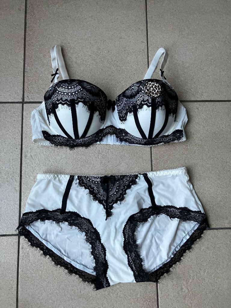 Nieuwe set met kant ( Bh + onderbroek ) Maat 85 C / maat L, Ophalen of Verzenden, Setje