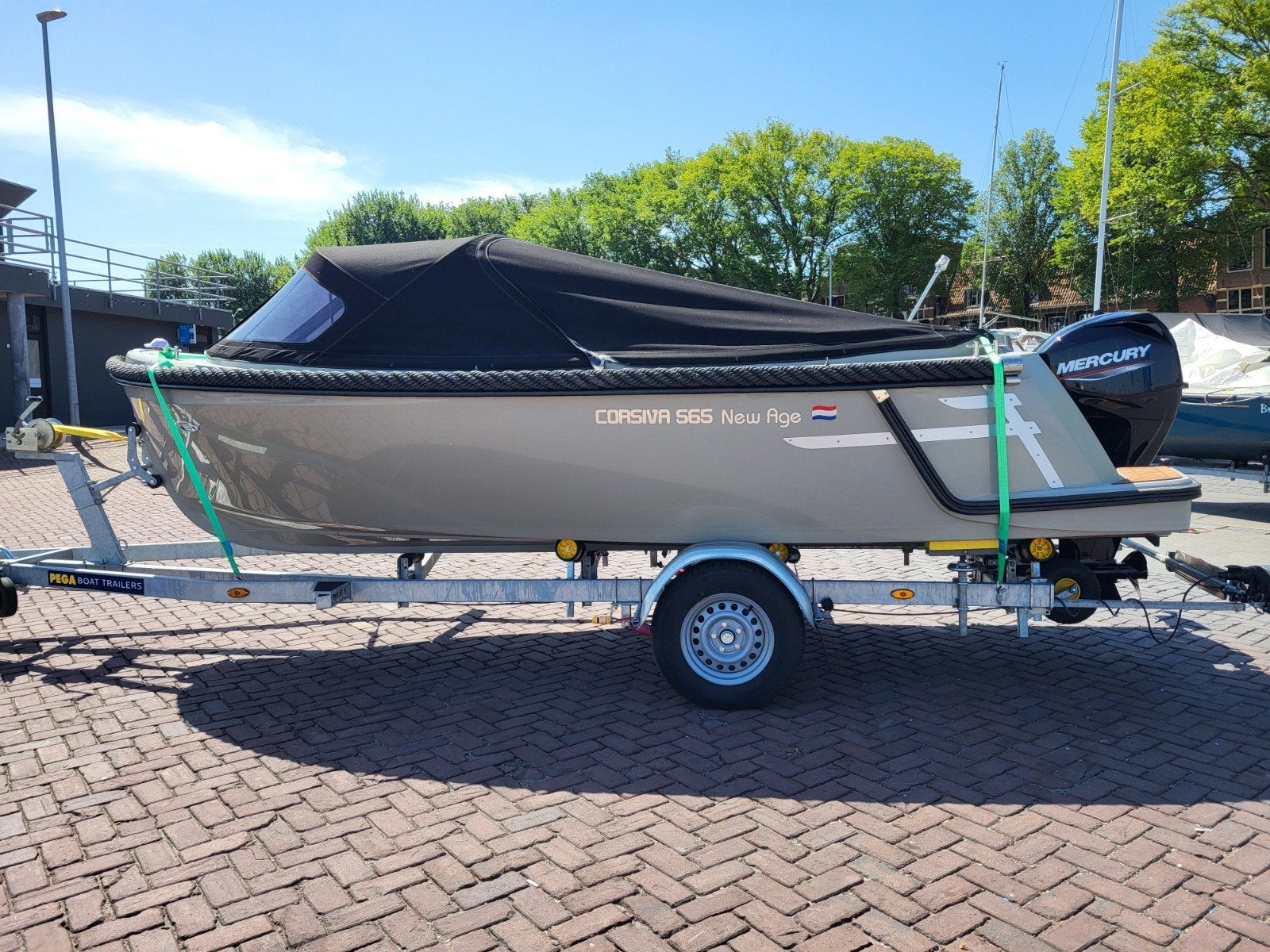 Steengrijze Corsiva 565 sloep (2024) + Mercury 40pk (2026), Watersport en Boten, Ophalen, Corsiva, Zonnedek