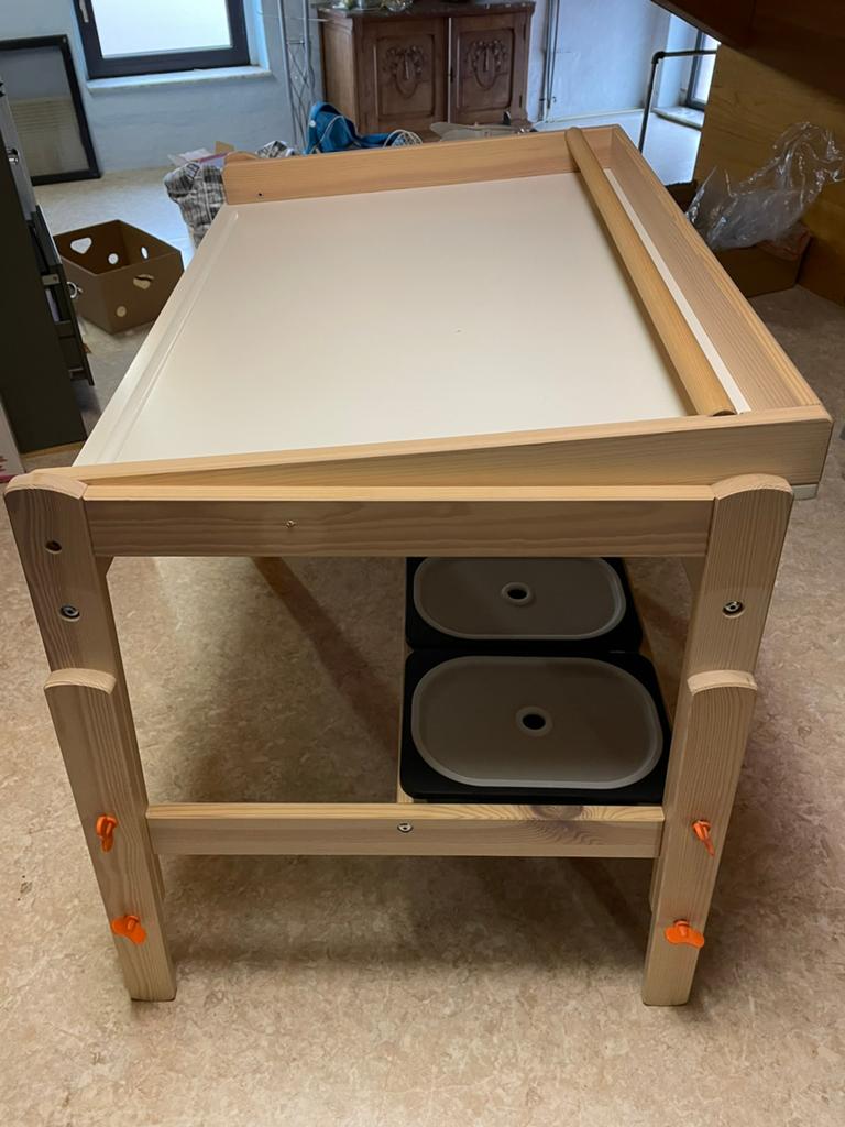 Kinderbureau Ikea Flisat  met  opberg bakken, Ophalen, Zo goed als nieuw