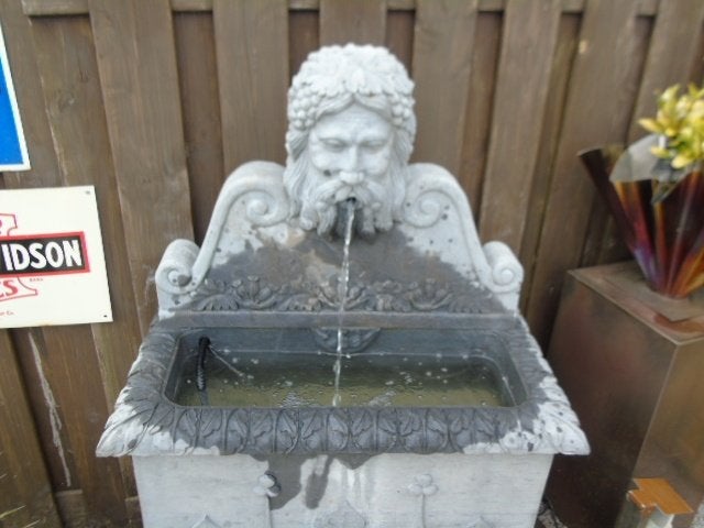blauwe stenen muurfontein, Bacchusgezicht, Ophalen, Nieuw, Hardsteen, Fontein