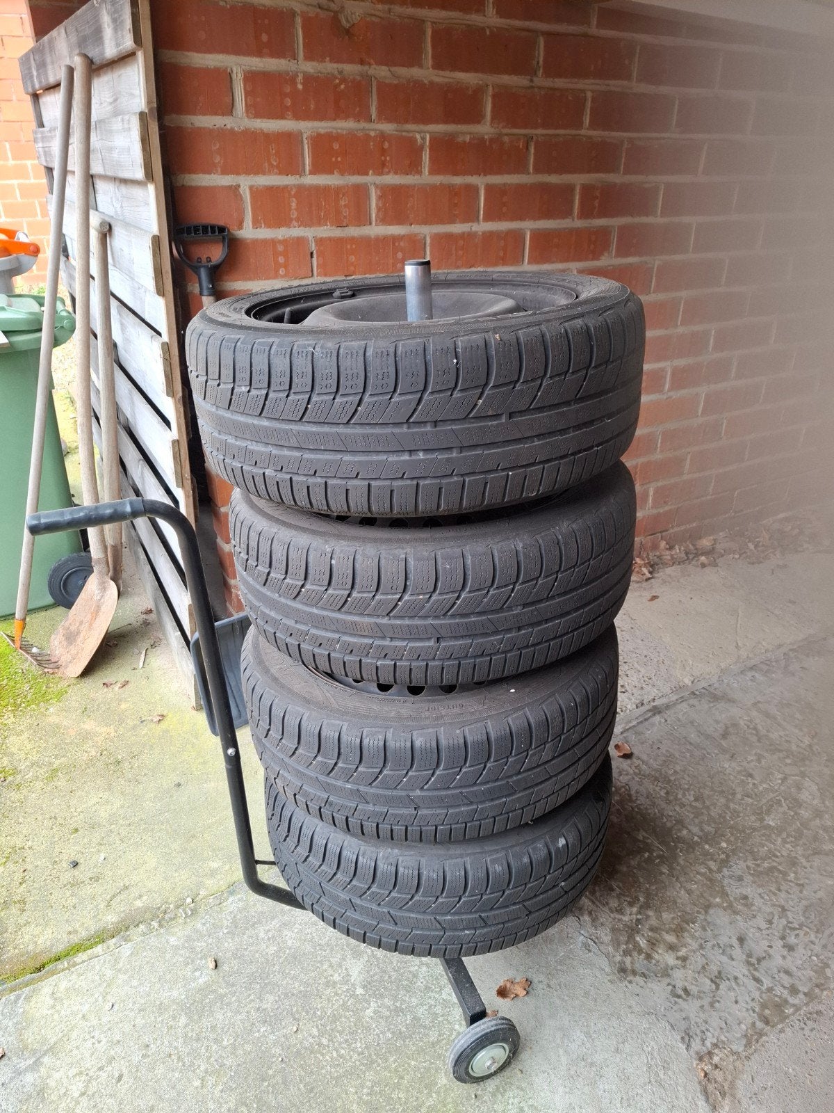 4 Winterbanden op velg met staander, Enlèvement, 16 pouces, Pneus hiver