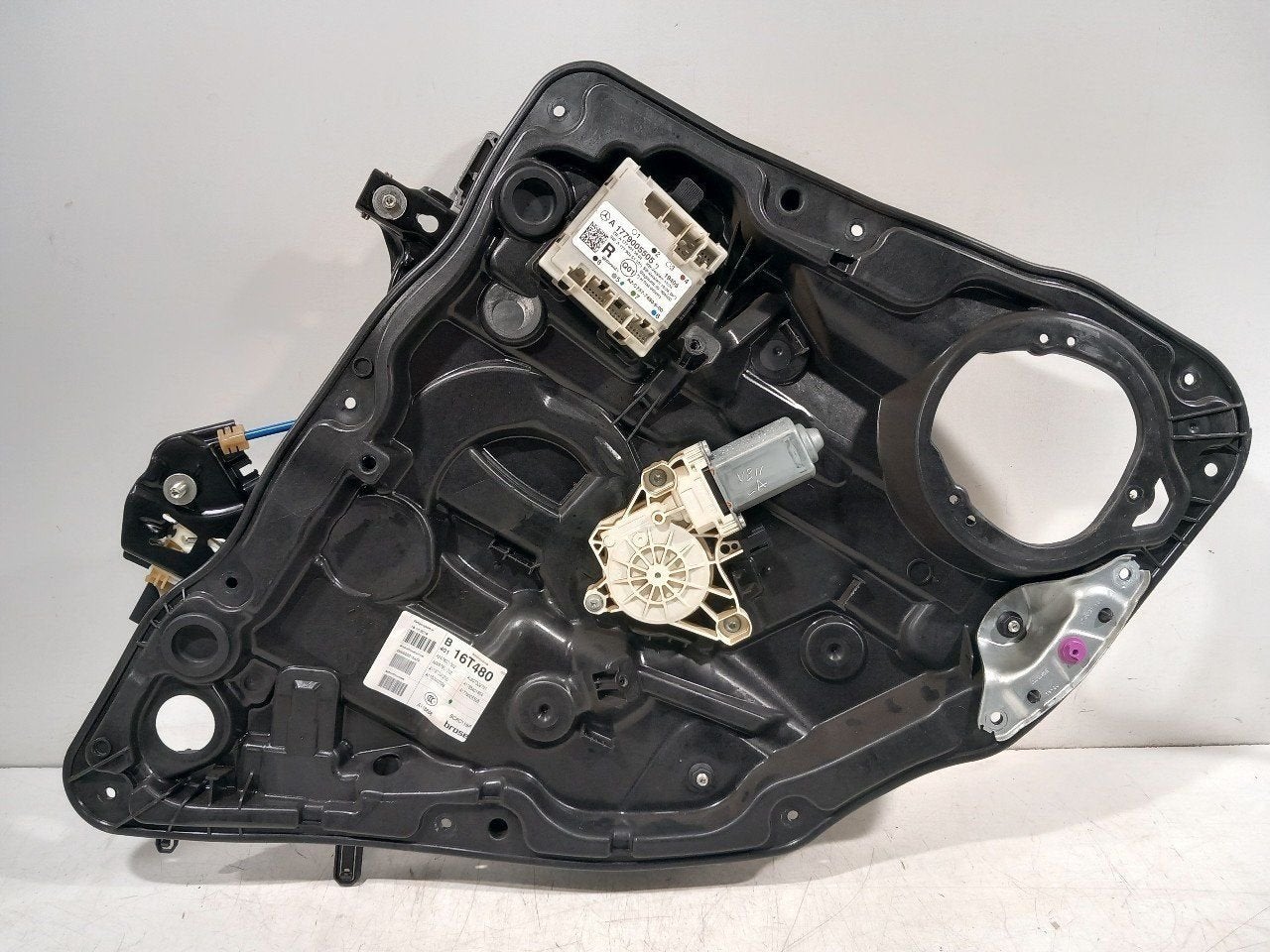 Raammechaniek elektrisch links achter Mercedes-Benz CLA, Onderdelen@venauto.nl, Van der Ven Autorecycling B.V., Gebruikt, Ettenseweg 76, 4706 PB Roosendaal, The Netherlands