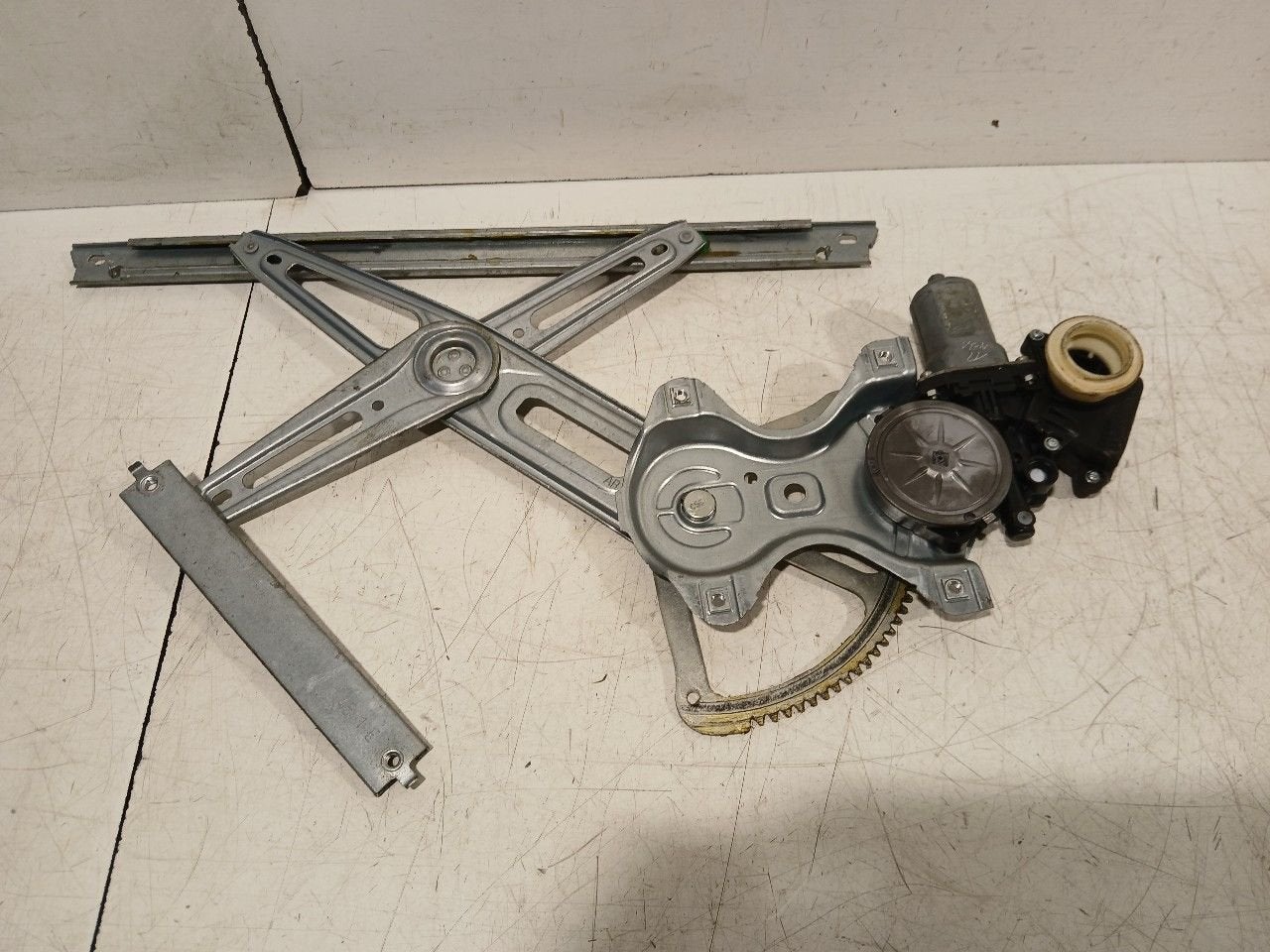 Raammechaniek elektrisch links voor Toyota Auris, Onderdelen@venauto.nl, Van der Ven Autorecycling B.V., Ettenseweg 76, 4706 PB Roosendaal, The Netherlands