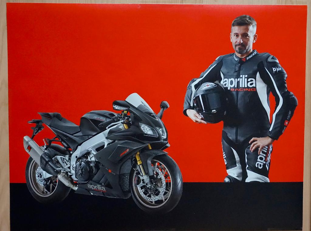 Aprilia RSV4 poster vinyl, Motoren, Motoren | Aprilia, Particulier