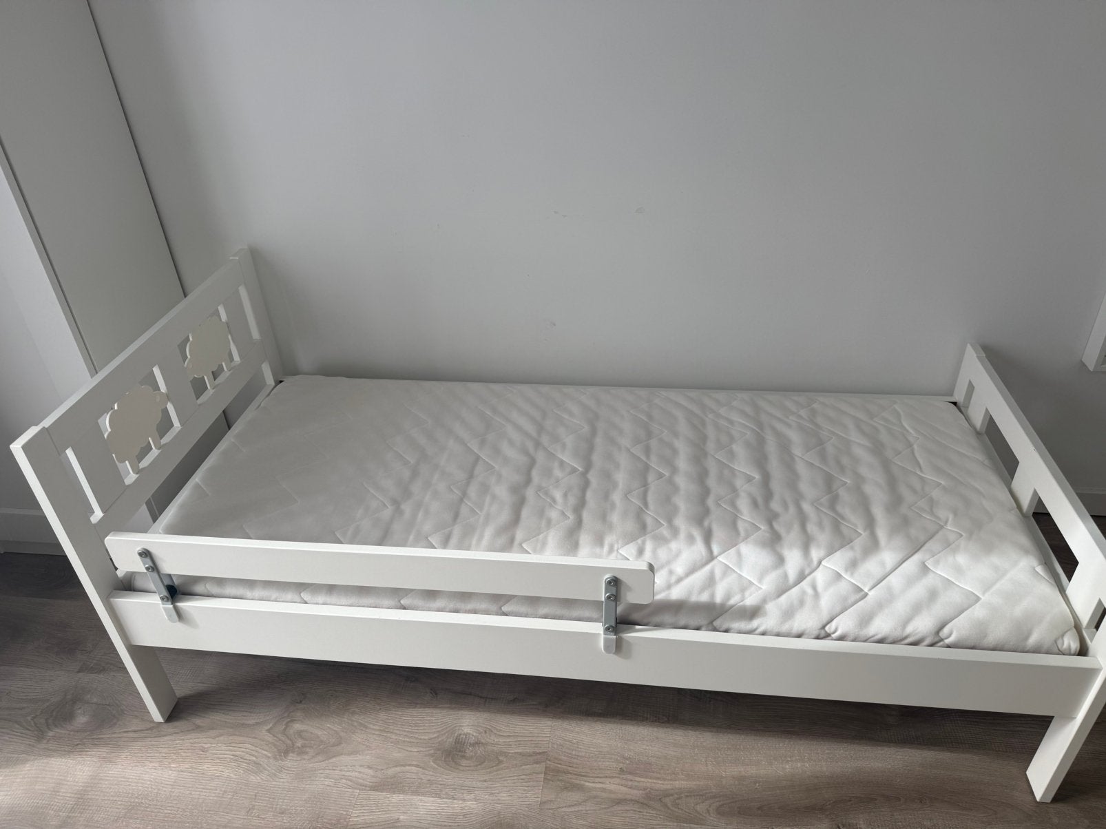 Kinderbed+lattenbodem + matras+bedhekje, Huis en Inrichting, Ophalen, Zo goed als nieuw