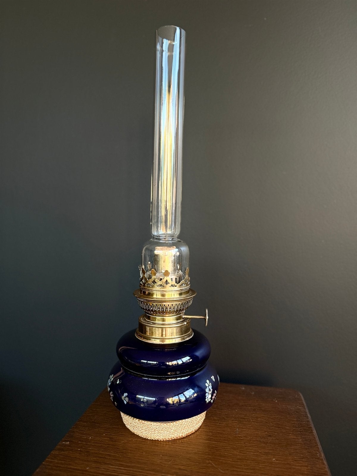Ancienne lampe à pétrole française — porcelaine bleu cobalt, Antiquités & Art, Enlèvement ou Envoi
