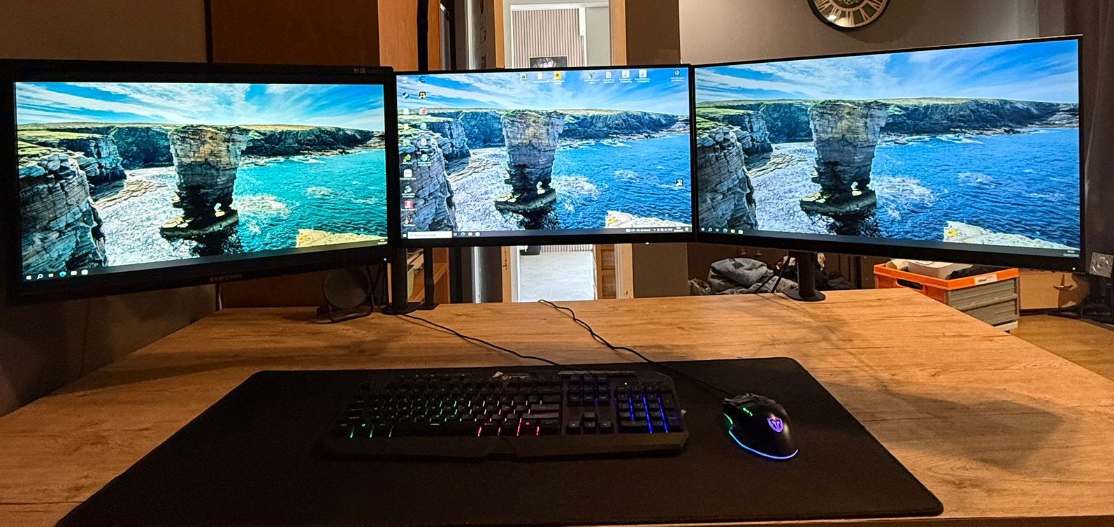 Game PC 3 schermen monitorarmen  toetsenborden  muis  webcam, Informatique & Logiciels, Ordinateurs de bureau, Comme neuf, Enlèvement ou Envoi
